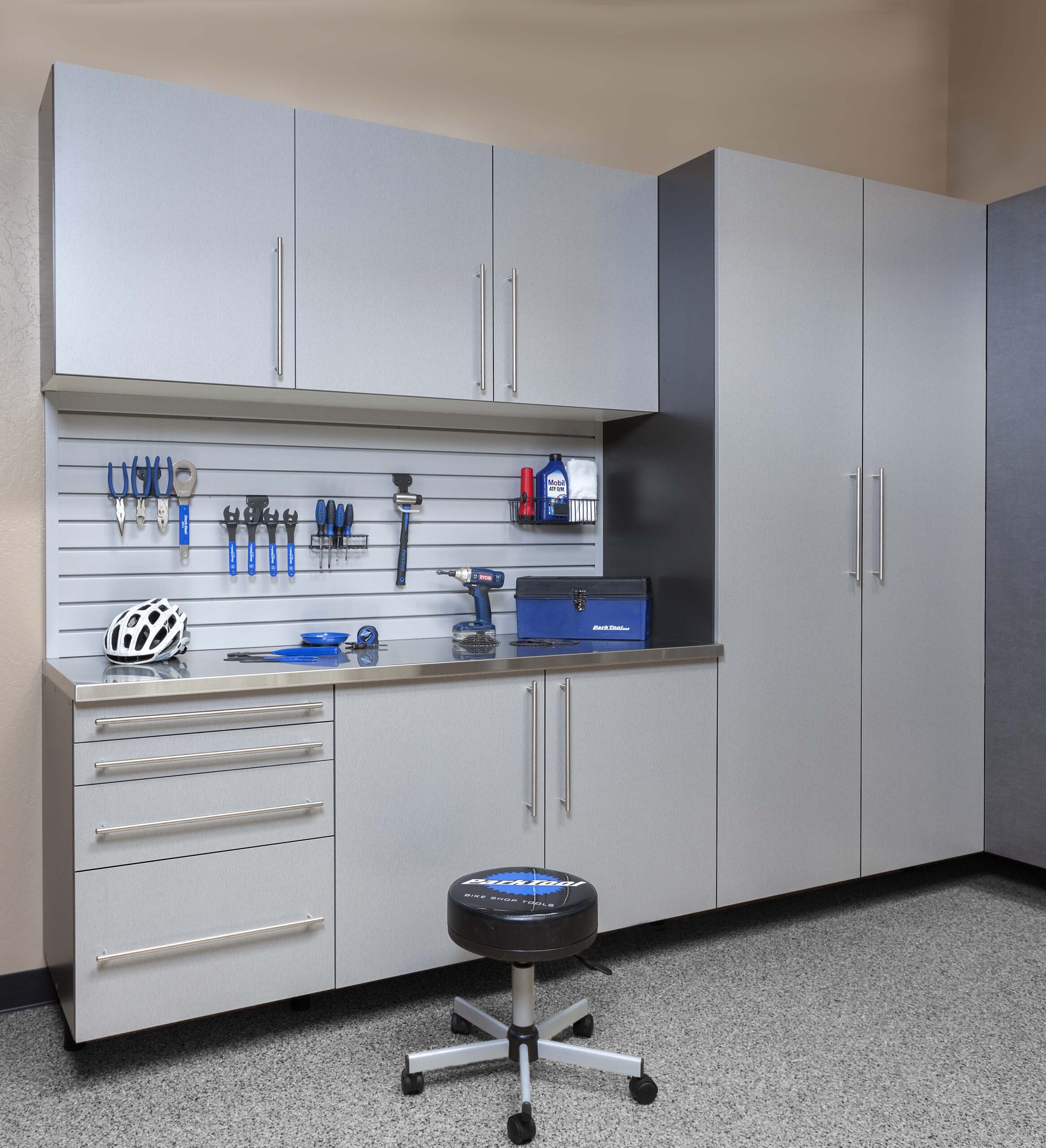 Silver-Cropped-Stianless-Workbench-with-Gray-Slatwall-Smoke-Floor-Feb-2013